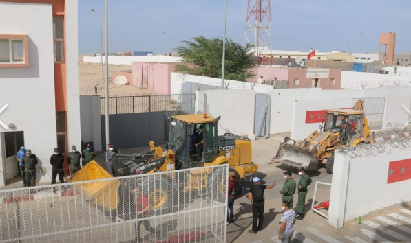  بالصور من الكركرات.. الأشغال جارية على قدم وساق من طرف السلطات المغربية لإزاحة الرمال وتعبيد الطريق لتأمين السير العادي للأشخاص وللسلع