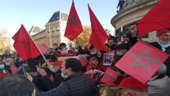  الجالية المغربية تتظاهر في باريس دعما للتدخل المغربي بالكركرات
