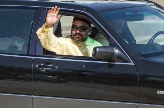  الملك محمد السادس يتجول على متن سيارته بكورنيش الرباط