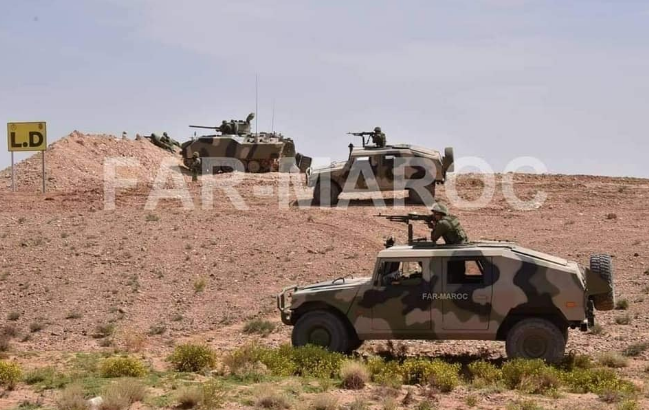  في صور : قواتناالمسلحةالملكية المغربية تقوم ببناء جدار يمتد من نقطة الكركرات إلى نقطة 55 للحدود الموريتانية لمنع أي تحرك مستقبلي لقطاع الطرق حسب وزير خارجية المملكة المغربية في تصريح لوكالات الأنباء