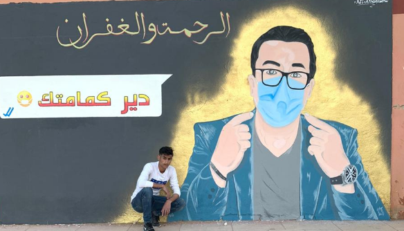  الفنان التشكيلي أنور الباز ينعي الإعلامي الراحل صلاح الدين الغماري بجدارية فنية