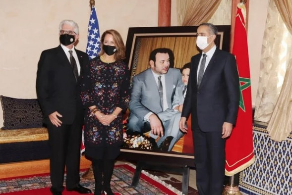  السفير الأمريكي وحرمه يزوران “عبد اللطيف حموشي” في مقر “ديستي” بالرباط