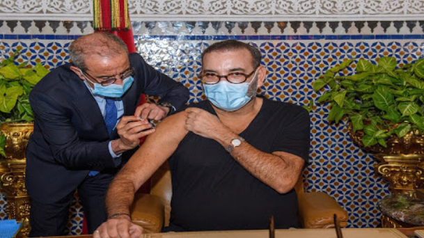 تحليل إخباري: الرد المطلوب من المغاربة، بعد مشهد “تلقيح الملك” الذي حرك مشاعر الملايين