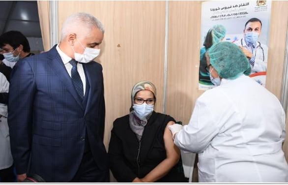  نقابة تدعو الطبقة العاملة إلى الانخراط الفعلي في عملية التلقيح ضد كورونا وتطالب بإعطاء الاولوية للأجراء