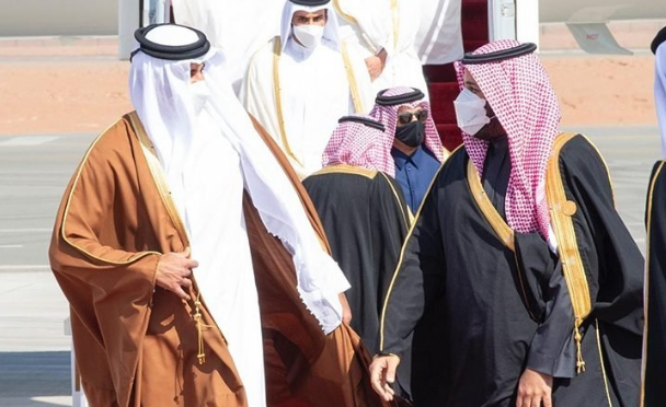  بعد قطيعة 3 سنوات.. ولي العهد السعودي يستقبل أمير قطر بـ”الأحضان”