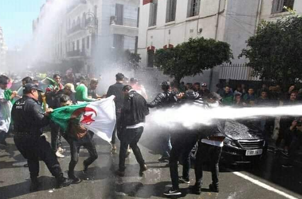  الجزائر.. منظمة “العفو الدولية” تندد باستهداف نشطاء الحراك بأساليب قمعية غير مسبوقة