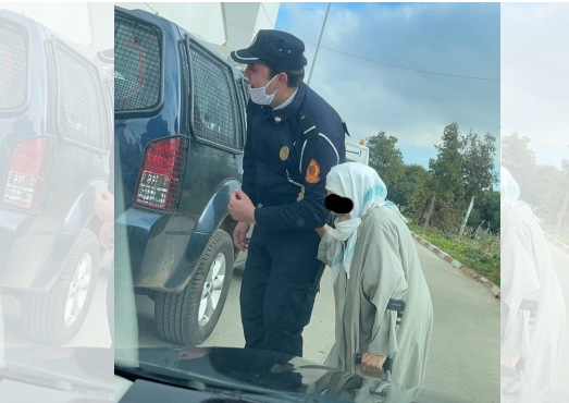  “الأمن في خدمة المواطن” .. صورة شرطي يساعد سيدة للالتحاق بمركز للتلقيح تثير إعجاب المغاربة