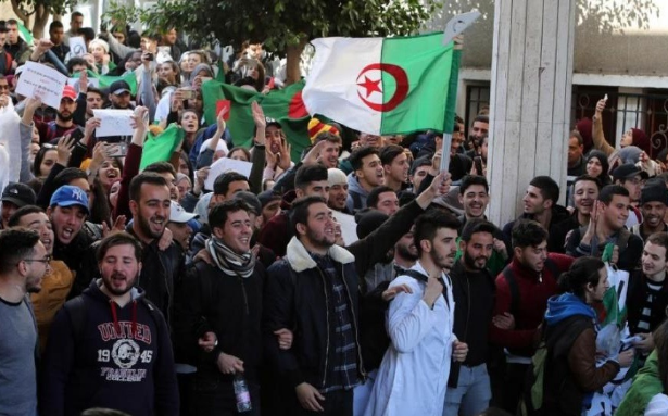  في ثلاثاء “108 ” شباب الحراك يخلق الحدث بشعارات قوية ضد نظام العصابة
