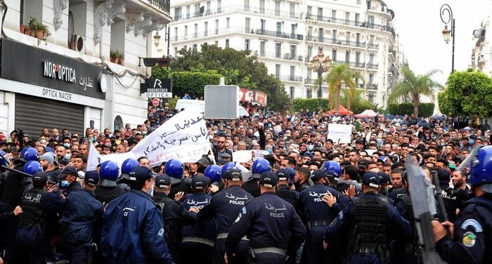  الجزائريون يتحدون القمع ويخرجون في مسيرات الجمعة 117 للحراك الاحتجاجي الشعبي