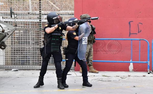  الرصاص المطاطي للشرطة الإسبانية يصيب شخصين وسيارة الإسعاف تنقلهما إلى مستشفى الفنيدق