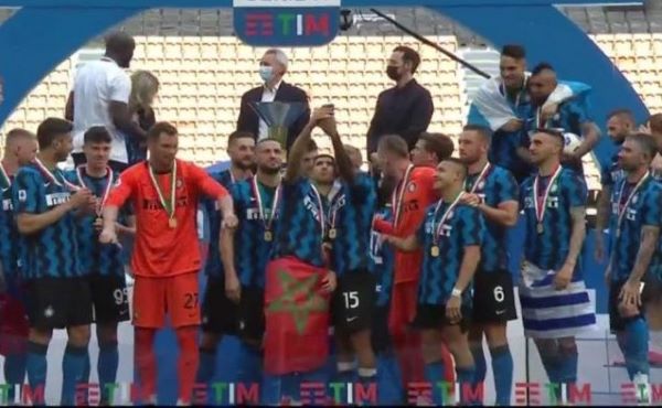  حكيمي يتوشح بالعلم الوطني في احتفالات إنتر ميلان بلقب الدوري الإيطالي