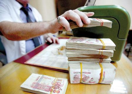 الدينار الجزائري يفقد قيمته العالمية والبلاد تتجه نحو الأسوأ
