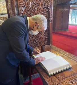  لبيد يكتب عبارات شكر بالعربية والعبرية في الدفتر الذهبي لضريح محمد الخامس (صور)