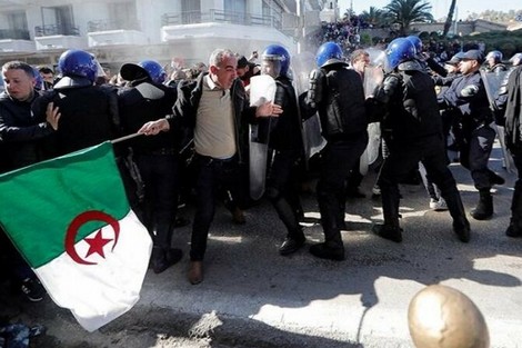  الجزائر.. موجة تنديد إثر حل جمعية للدفاع عن حقوق الإنسان