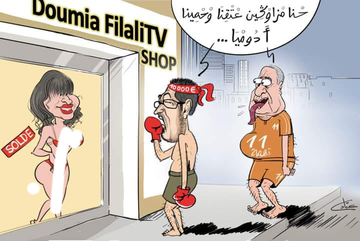  الدمى الكرتونية تتشبث بالدمية الجنسية