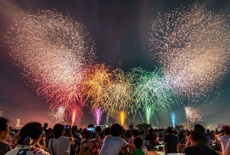  أوميكرون يجبر العالم على التخلي عن مظاهر الاحتفال برأس السنة