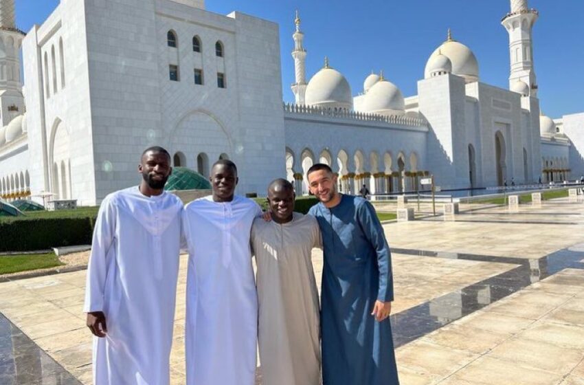  زياش ورفاقه يؤدون صلاة الجمعة