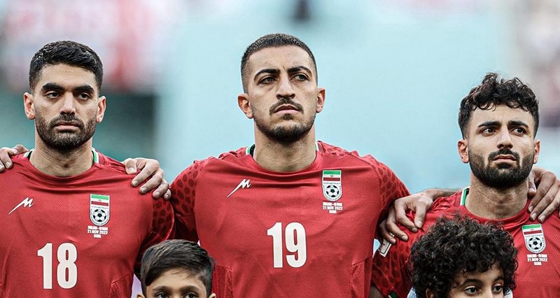  لماذا امتنع لاعبو إيران عن أداء النشيد الوطني قبيل مباراتهم أمام انجلترا ؟