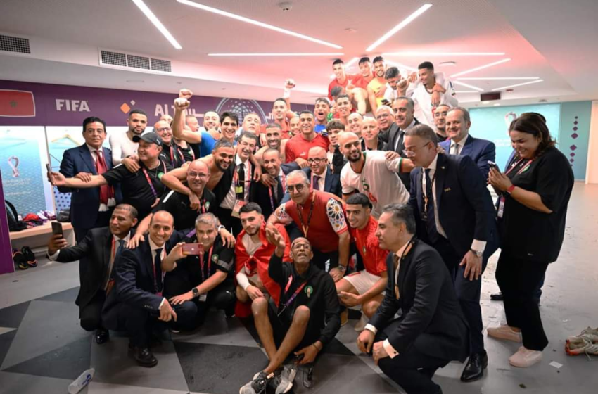  صور جميلة تجمع حموشي والمنصوري مع طاقم ولاعبي المنتخب الوطني احتفالا بالتأهل التاريخي
