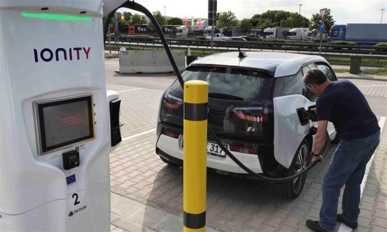  تركيب 22 ألف محطة لشحن السيارات الكهربائية بالمغرب في أفق 2030