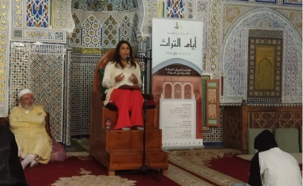  رمز للتحرر أم تحدٍّ للتقاليد .. امرأة تعتلي منبر مسجد بمدينة فاس مكشوفة الشعر