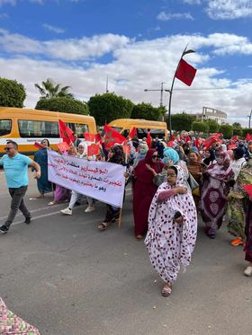  مسيرة حاشدة لساكنة مدينة العيون للتنديد بهجوم المنظمة الإرهابية ”البوليساريو” على المدنيين بمدينة السمارة- صور.
