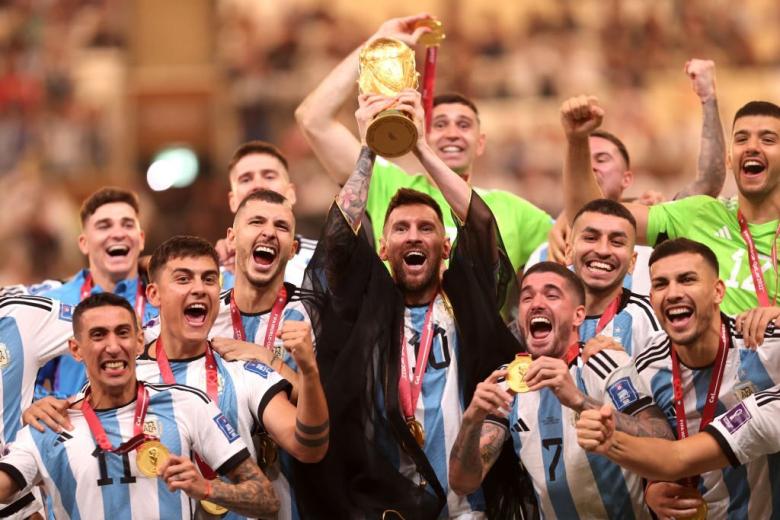  واقعة غريبة.. زوجة الفائز بكأس العالم تبيع ميداليته وتسرق أقمصته