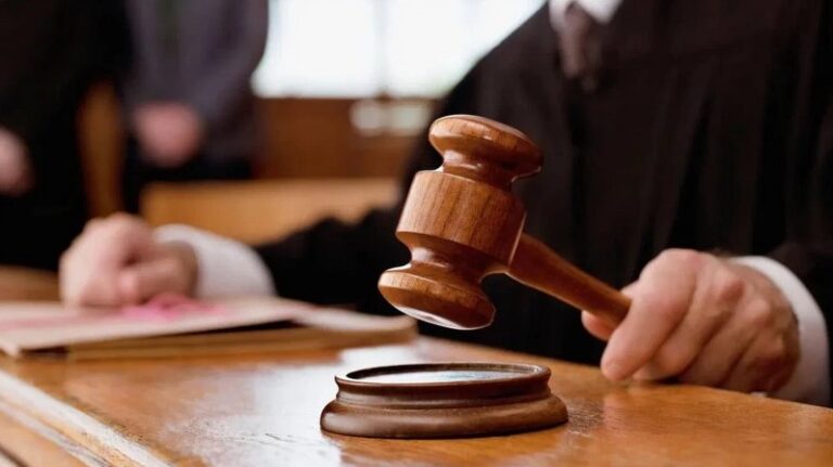  “اختلاق جريمة وهمية على أثير اذاعة”.. “مومو” يمثل اليوم أمام المحكمة