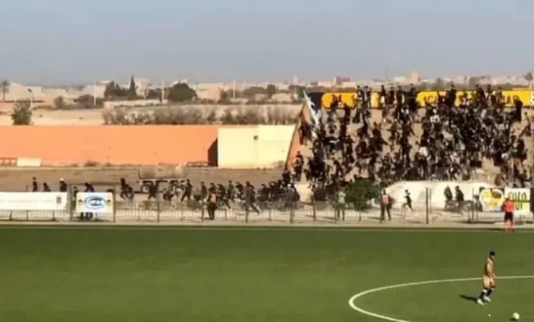  تقديم 21 شخصا إلى وكيل الملك في تارودانت بسبب تورطهم في أحداث الشغب خلال مباراة بين فريقي شباب هوارة وأمل تيزنيت