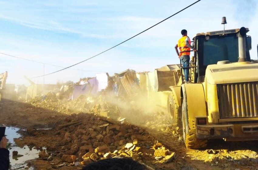  بالصور: الأشغال جارية على قدم وساق من أجل القضاء على الحيين الصفيحيين بالسمارة اللذان عمرا طويلا..