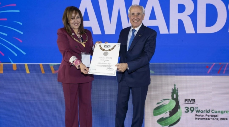  توشيح رئيسة الجامعة الملكية المغربية للكرة الطائرة بأعلى وسام استحقاق من الاتحاد الدولي للعبة