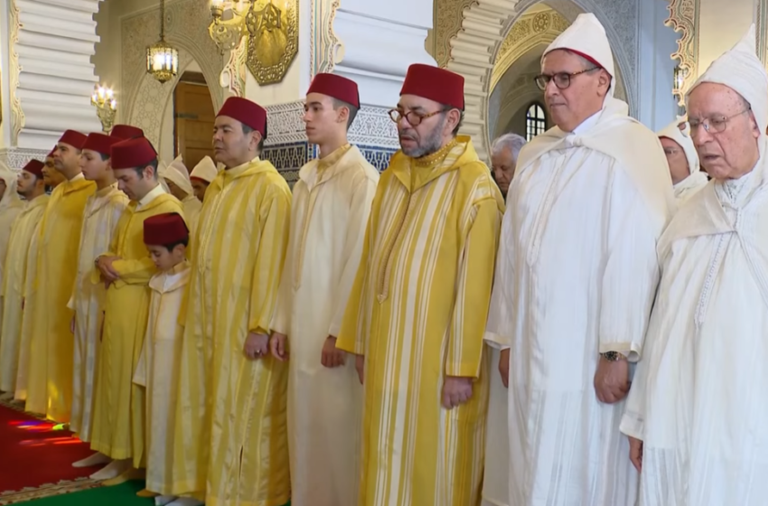  أمير المؤمنين الملك محمد السادس يؤدي صلاة عيد الفطر بمسجد أهل فاس بالمشور السعيد بالرباط