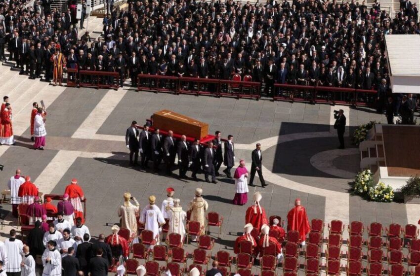  عزيز أخنوش يمثل أمير المؤمنين الملك محمد السادس في مراسم جنازة البابا فرانسوا