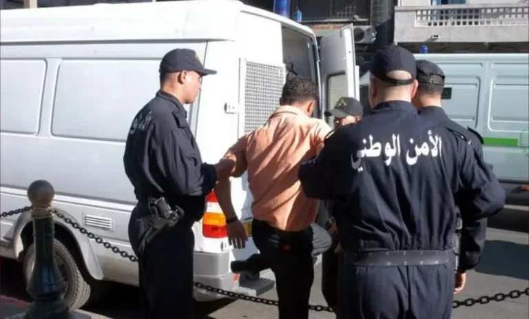 فضيحة مالية تهز الجزائر: شقيقان يواجهان 15 سنة سجناً بتهم تهريب أموال وتبييضها وسط تواطؤ مؤسساتي