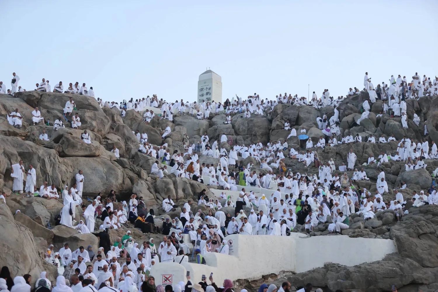  حجاج بيت الله الحرام يواصلون التوافد إلى “عرفات” لأداء ركن الحج الأعظم