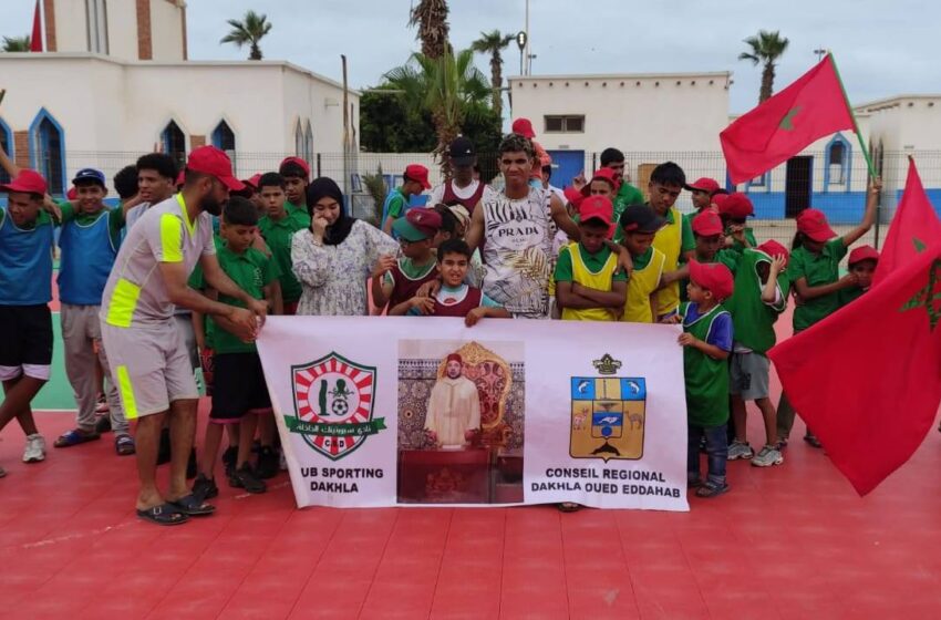  تحت شعار “شباب المواطنة ترسيخ حب الوطن”: الأطفال والأطر التربوية بمدينة الداخلة في موكب وطني داخل مركز الوطية